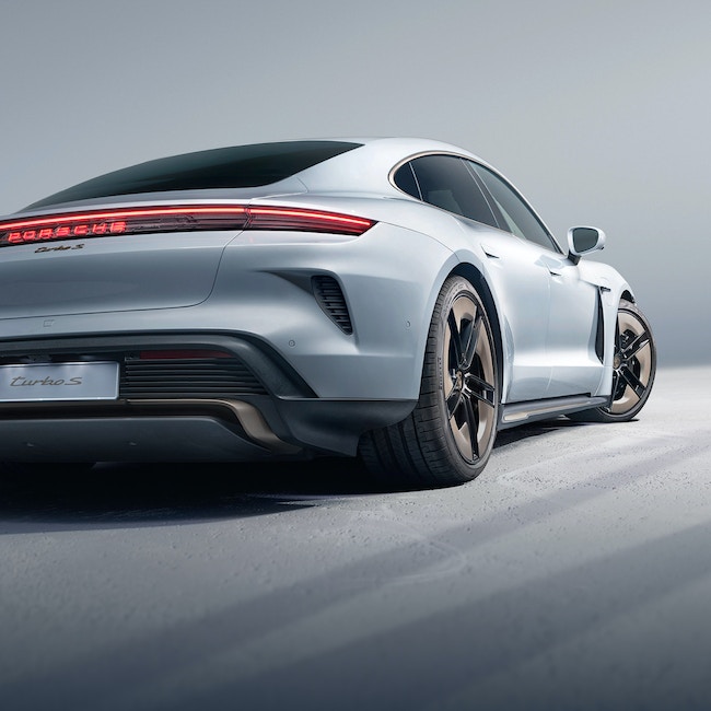 Porsche Taycan Turbo S in Eisgraumetallic vor dunklem Hintergrund.jpg