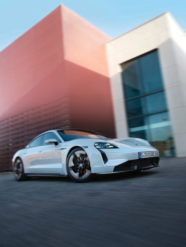 Porsche Taycan Turbo S in Eisgraumetallic fahrt durch Stadt. Blic.jpg