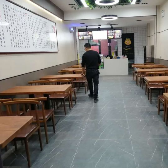 西安饭店餐桌椅批发定做案例：吴家米线餐桌椅定制工程