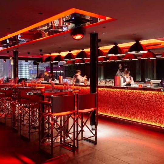 成都酒吧设计丨深红色的记忆，灵动的空间体验，酒都网红酒吧设计装修丨川颂装饰